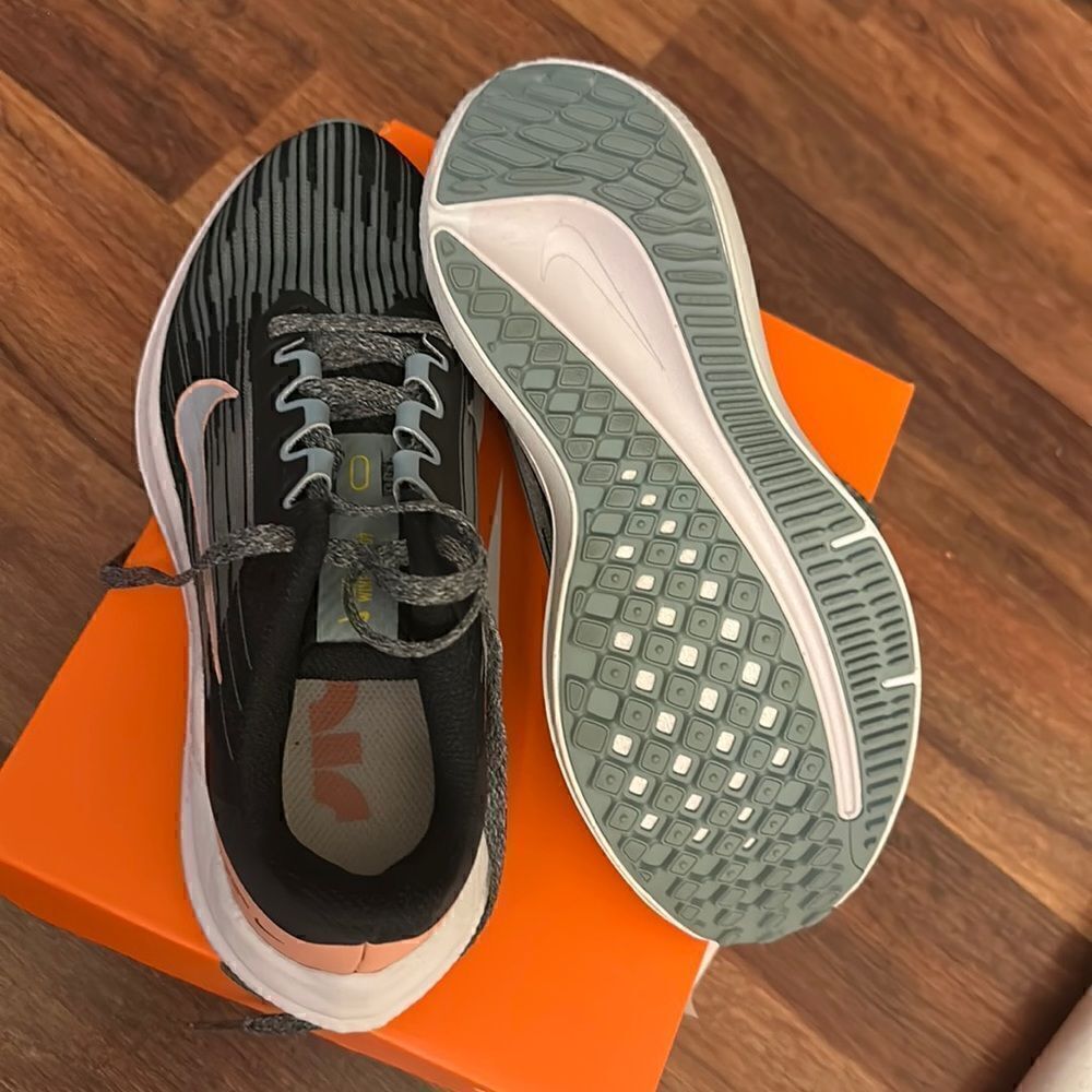 Nike shoes size 5 - Picture 2 of 4